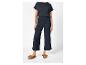 Een jumpsuit en t-shirt, casual stijl.