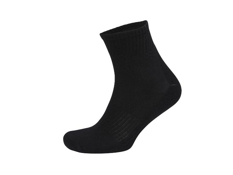 Een enkele zwarte sok met geweven details, op een witte achtergrond.