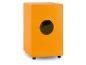 Oranje cajon met een rond klankgat aan de voorkant, vanuit een lichte hoek gezien.