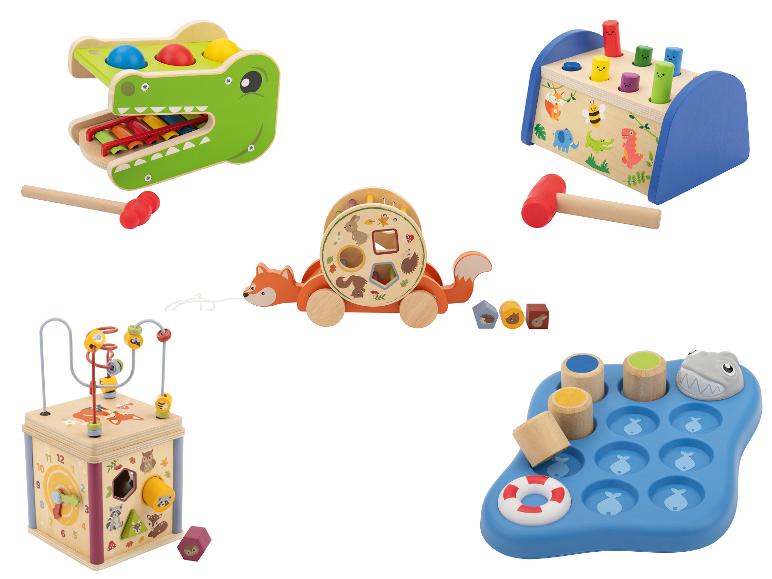 Een collectie houten babyspeelgoed, waaronder een krokodilxylofoon, een vossen vormsorteerder, een klopbank, een activiteitenkubus en een visspel.