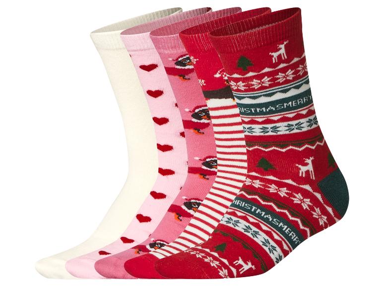 Vijf paar kerstsokken met diverse patronen, waaronder harten, pinguïns en feestelijke motieven.