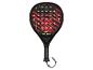Zwart padelracket met rode en groene lijnen, gaten en handvat