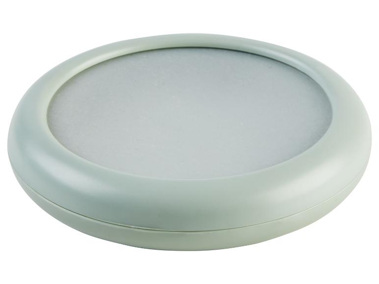 Een ronde, lichtgroene pot voor deodorant.