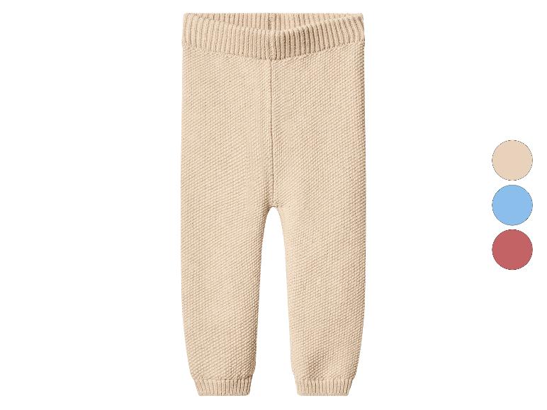 Gebreide babybroek in beige met blauwe en rode kleuropties.