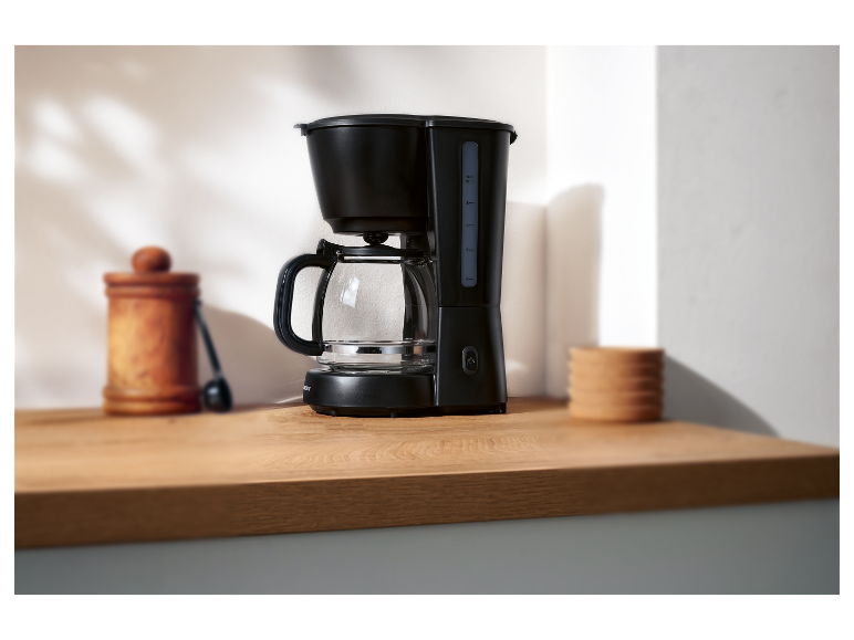 Elokast koffiezetapparaat op een houten aanrecht.