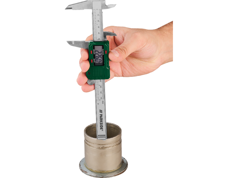 Een Parkside schuifmaat meet een metalen onderdeel.