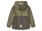 Een groene softshell jas met capuchon voor kinderen.