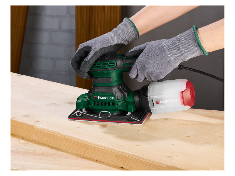 Iemand gebruikt een Parkside excentrische schuurmachine om een houten plank te schuren.