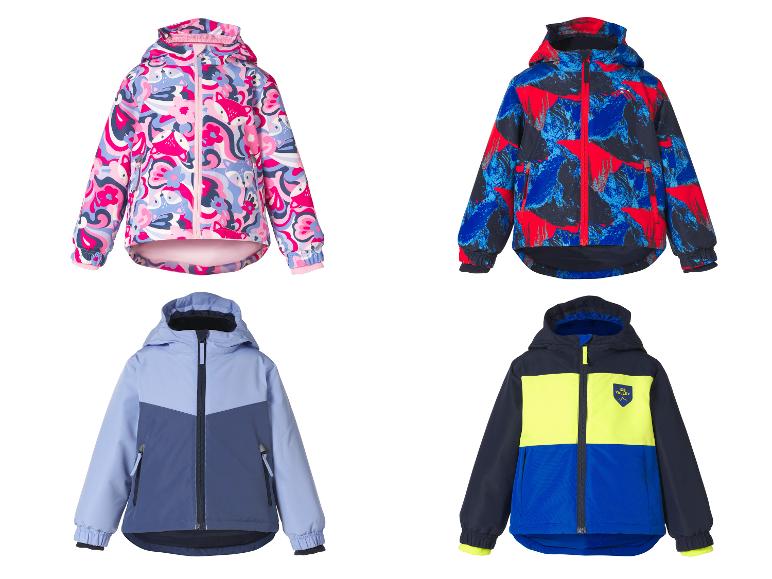 Vier kinderjassen: een roze met vossen, een blauwe met bergen, een lichtblauwe en een geel/blauwe.