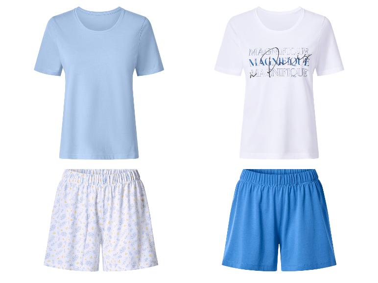 Twee pyjamasets: lichtblauw T-shirt met bedrukte shorts en wit T-shirt met tekst en blauwe shorts.