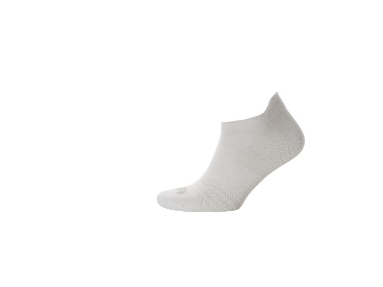 Lage witte sportsokken.