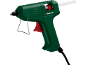 Groen lijmpistool met rode trekker en een witte lijmstift.