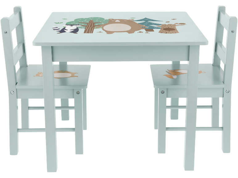 Kindertafel en twee stoelen met bosdierdecoraties.