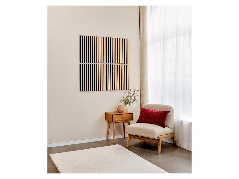 Moderne woonkamer met fauteuil en wanddecoratie.