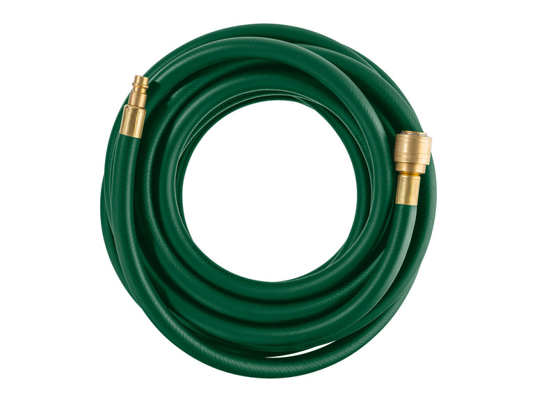 Een groene tuinslang met messing koppelingen.