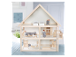 Een mooi, houten poppenhuis met twee verdiepingen, poppen en meubels in Scandinavische stijl.