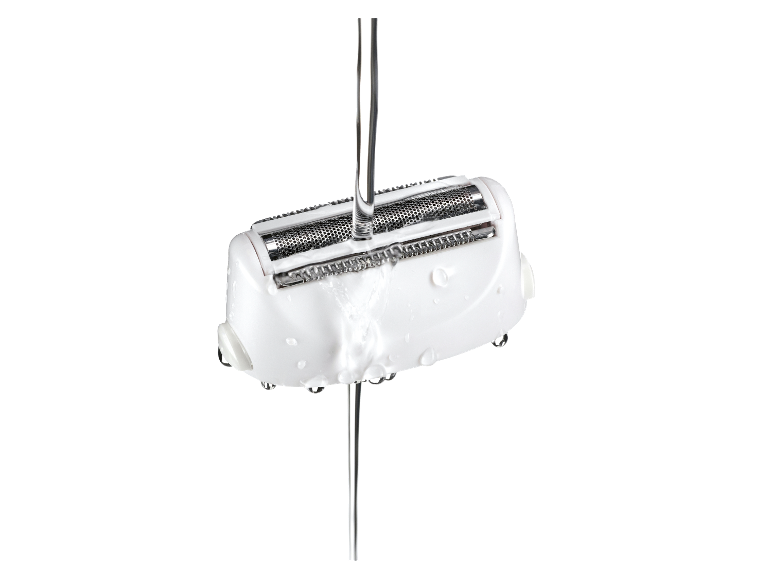 Een nat elektrisch scheerapparaat onder stromend water.