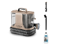 Compacte tapijtreiniger met accessoires en reinigingsoplossing.