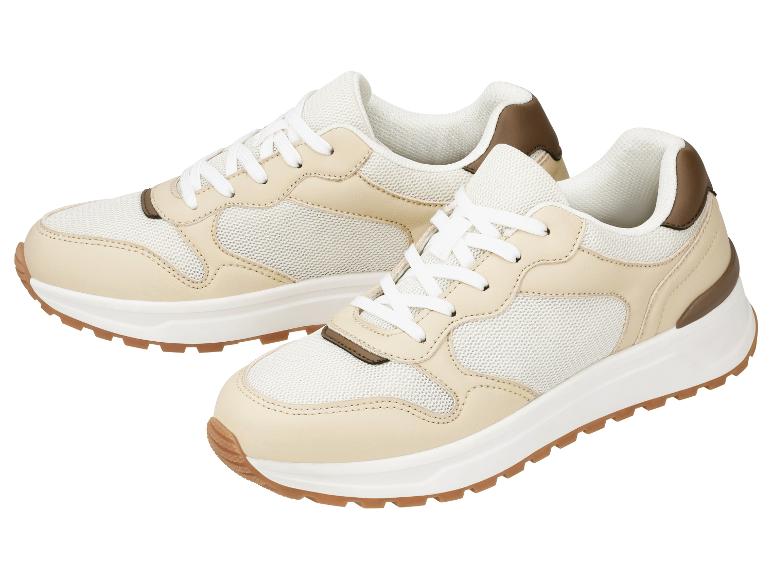 Een paar beige en witte sneakers met bruine accenten en witte veters.