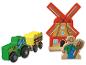 Houten speelgoed: tractor met aanhanger, windmolen en boer.