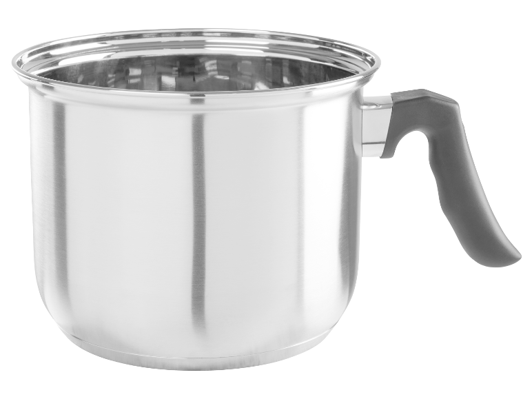 Een stalen pan met een zwarte handgreep.