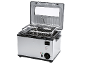 Zilverkleurige friteuse met open deksel en draadmand.