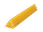 Gele lijmstokken voor een lijmpistool.