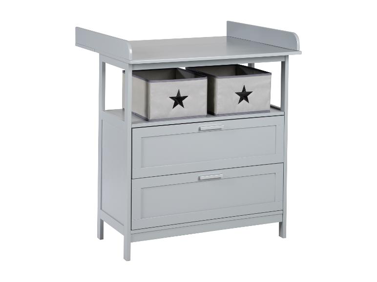 Lichtgrijze commode met twee lades en twee opbergbakken met sterrenpatroon.