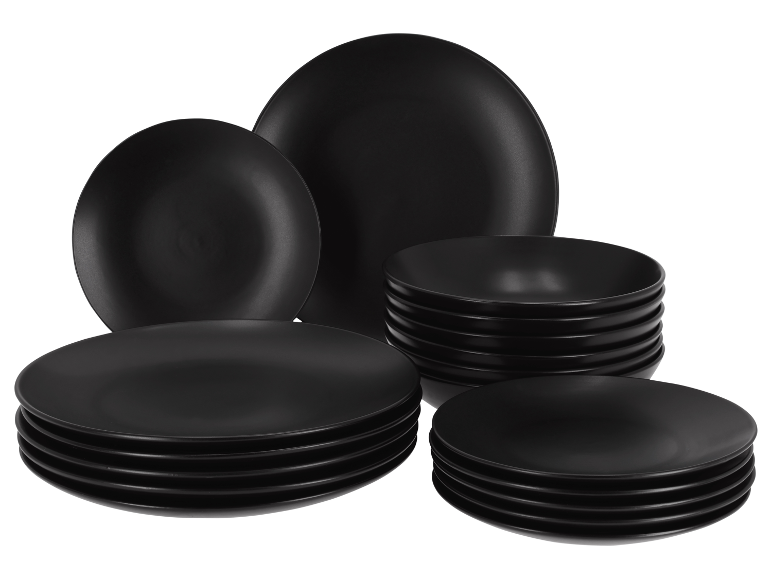 Een set zwarte borden en kommen, gestapeld.