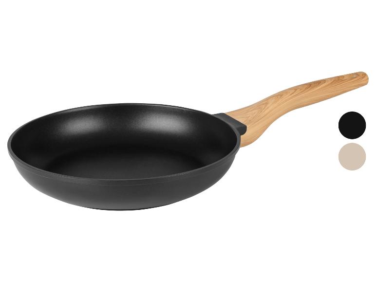 Zwarte koekenpan met houten steel.