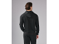 Man in zwarte hoodie en joggingbroek, achteraanzicht.