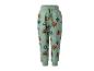 Groene joggingbroek met print van berenkoppen, voetballen en letters.