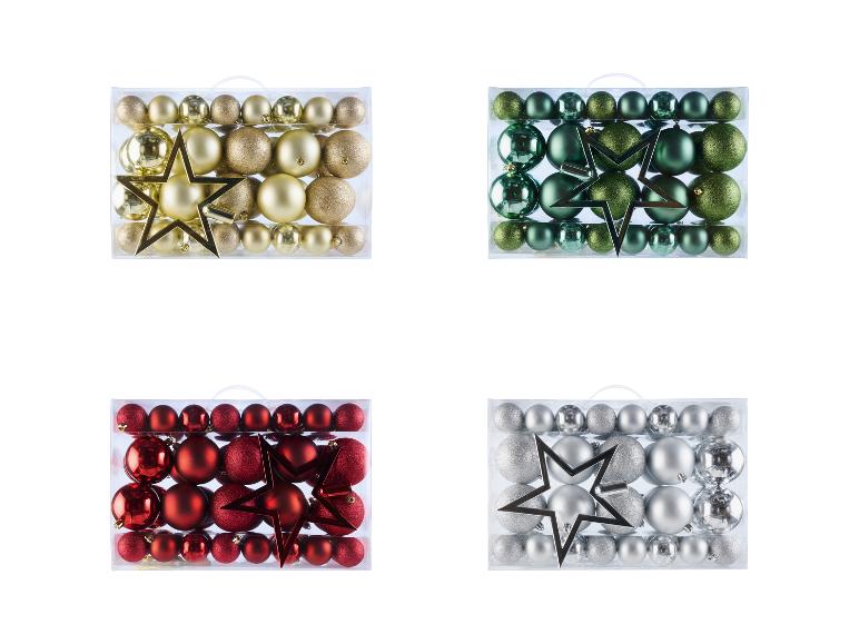 Vier dozen kerstornamenten in goud, groen, rood en zilver.
