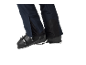 Close-up van donkerblauwe skibroek met zwarte skischoenen.