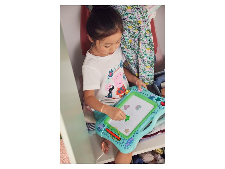Kind speelt met een Peppa Pig tekenbord en accessoires.