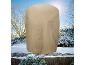 Beige plantenbeschermhoes in een besneeuwd winterlandschap.