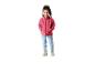 Meisje in roze fleecejack, lichtblauwe jeans en crèmekleurige laarzen.