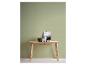 Lichte houten consoletafel met een kleine plant, decoratieve vazen en een ingelijste afbeelding.