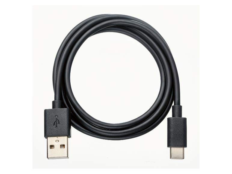 Zwarte USB-kabel met USB-A en USB-C connectoren, opgerold in een cirkel.