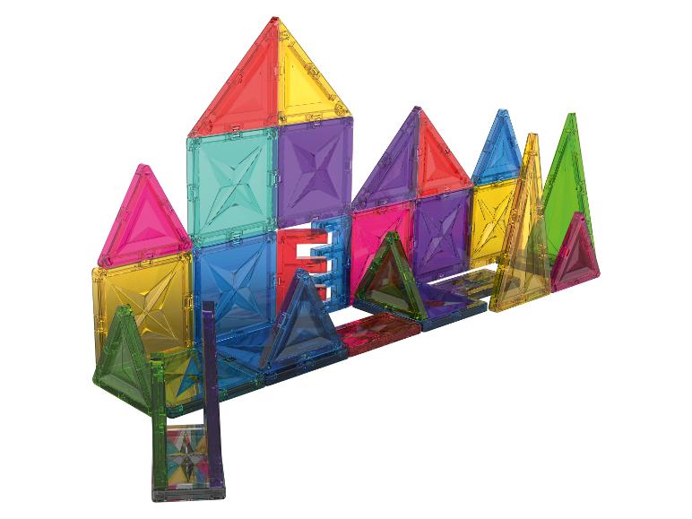 Kleurrijke structuur van magnetische tegels, inclusief letters en geometrische vormen.