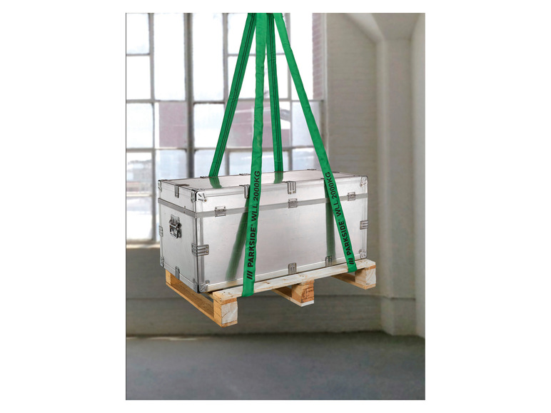 Een metalen kist op een pallet, opgehangen met groene Parkside-spanbanden.