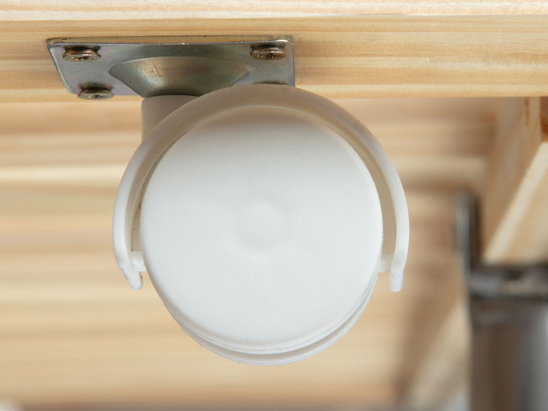 Een witte rol onder een houten tafel