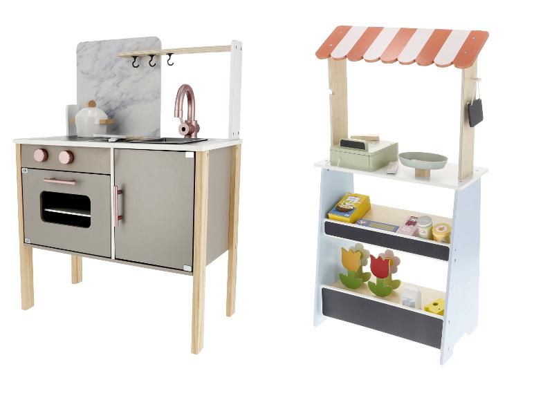 Houten speelkeuken en marktkraam met accessoires.