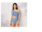 Een vrouw draagt een blauwe badpak met één schouder.
