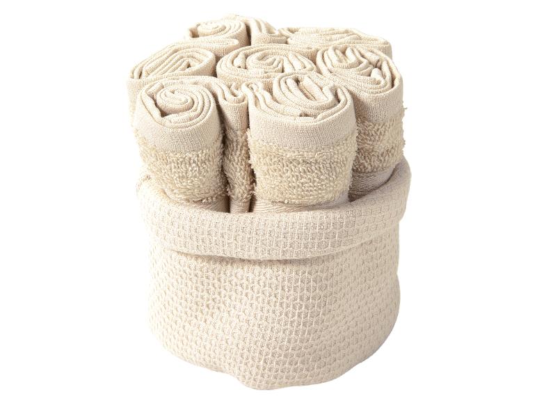 Een mand met gevouwen handdoeken