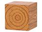 Houten kubus met zichtbare nerf en jaarringen