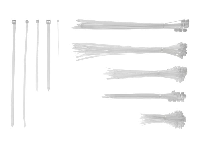 Een assortiment witte kabelbinders in diverse maten, zowel los als gebundeld.