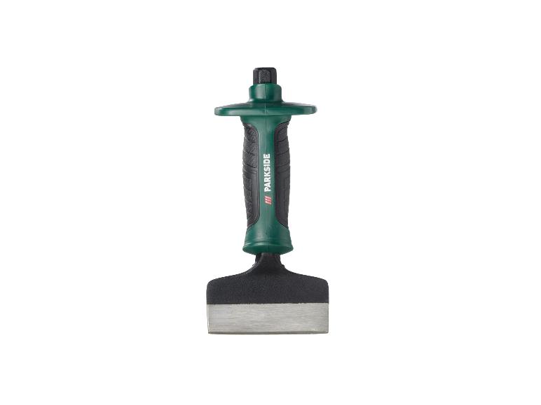 Metselbeitel met groen-zwart handvat en breed blad.