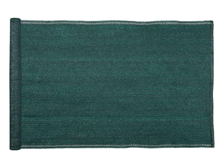 Donkergroen schaduwdoek op rol, gedeeltelijk uitgerold