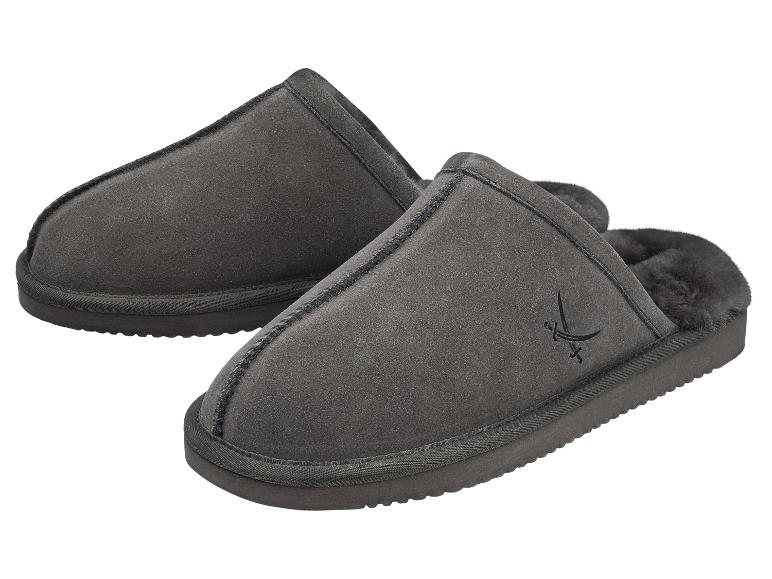 Paar donkergrijze suède pantoffels met bontvoering en een logo van twee gekruiste zwaarden.